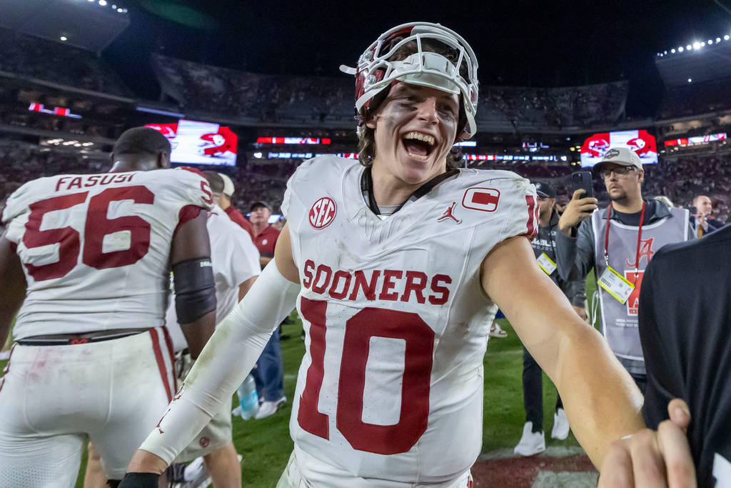 Oklahoma quarterback John Mateer (10) celebrates a 23-21 win over Alabama in an NCAA college football game, Saturday, Nov. 15, 2025, in Tuscaloosa, Ala. (AP Photo/Vasha Hunt)