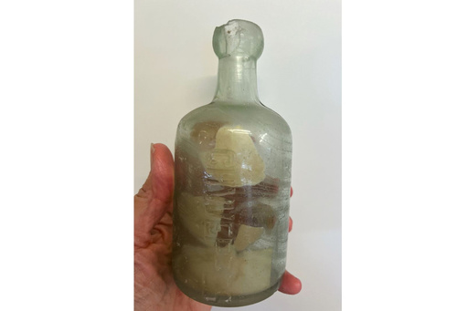 This photo provided by Deb Brown shows a bottle with letters inside in Condingup, Australia, Saturday, Oct. 25, 2025. (Deb Brown via AP) This photo provided by Deb Brown shows a bottle with letters inside in Condingup, Australia, Saturday, Oct. 25, 2025. (Deb Brown via AP)
