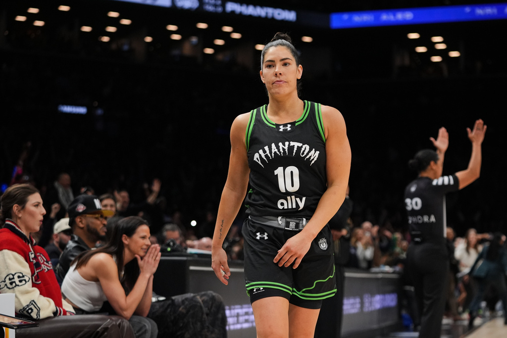 Phantom BC guard Kelsey Plum (10) reacts after making the game-winning shot during the second half of a semifinal in their Unrivaled 3-on-3 basketball game against Vinyl BC, Monday, March 2, 2026, in New York. (AP Photo/Frank Franklin II)