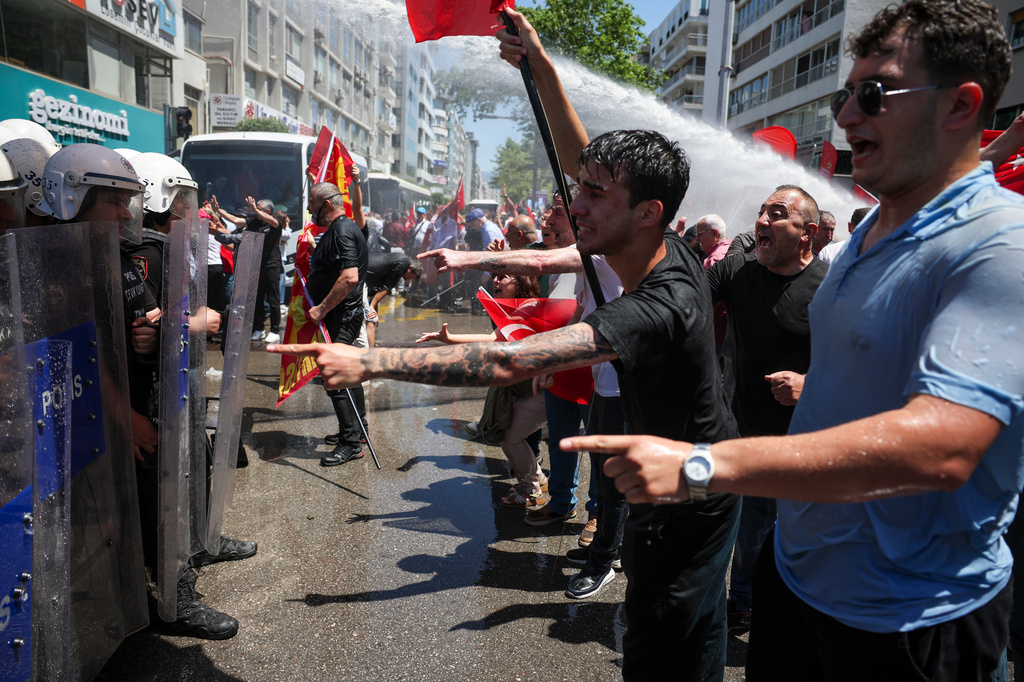 Police use water cannon to disperse supporters of Turkey's main opposition Republican People's Party (CHP) in Izmir, Turkey, Tuesday, May 26, 2026, during a rally in support of party's deposed leader Ozgur Ozel. (AP Photo/Erdem Sahin)