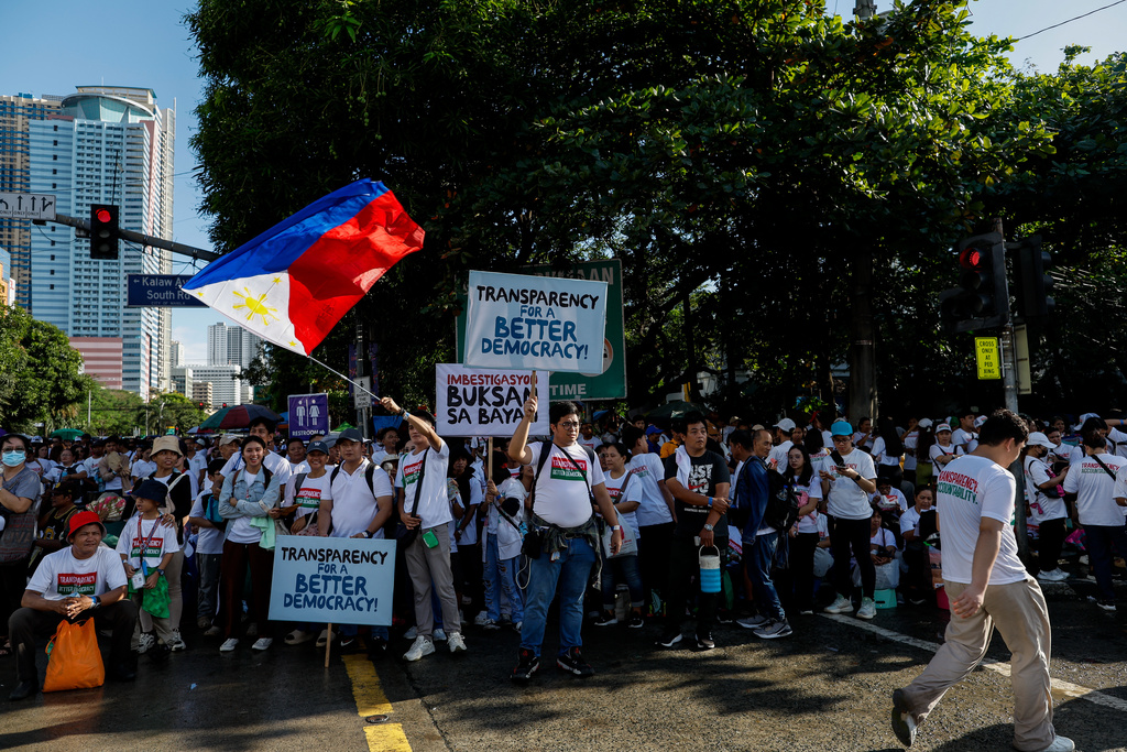 Members of the religious sect Iglesia Ni Cristo (Church of Christ) hold placards during a three-day anti-corruption rally at Manila's Rizal Park, Philippines on Sunday, Nov. 16, 2025. (AP Photo/Mark Cristino)