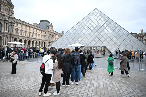 People queue outside the Louvre museum in Paris on Monday, Oct. 20, 2025, although it remains closed for the day after Sunday's jewels robbery. (AP Photo/Emma Da Silva) People queue outside the Louvre museum in Paris on Monday, Oct. 20, 2025, although it remains closed for the day after Sunday's jewels robbery. (AP Photo/Emma Da Silva)