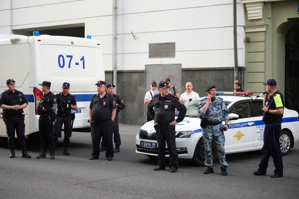 Police block the area at the Russia's Supreme Court after a hearing on a lawsuit to bar the Yabloko party from the upcoming parliamentary elections, in Moscow, Monday, Aug. 10, 2026. (AP Photo/Pavel Bednyakov)