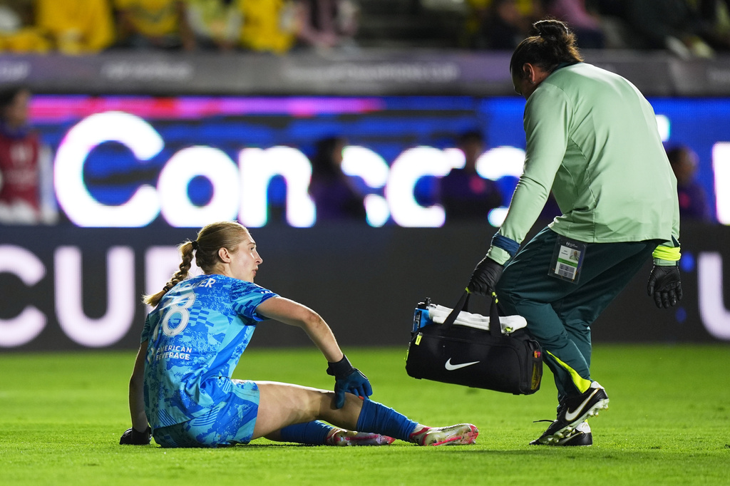 Goalkeeper Sandy MacIver of The United States' Washington Spirit grimaces in pain during the Women's CONCACAF Champions Cup final soccer match against Mexico's America in Pachuca, Mexico, Saturday, May 23, 2026.(AP Photo/Fernando Llano)
