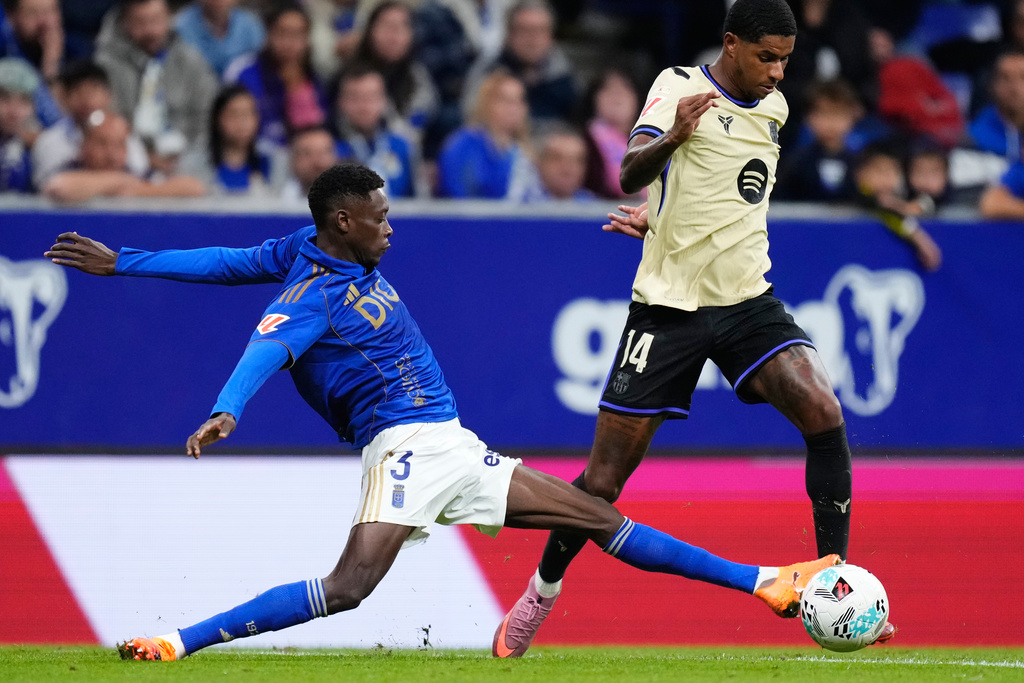 Barcelona's Marcus Rashford fights for the ball against Real Oviedo's Rahim Alhassane during a Spanish La Liga soccer match at the Carlos Tartiere stadium in Oviedo, Spain, Thursday, Sept. 25, 2025. (AP Photo/Jose Breton)