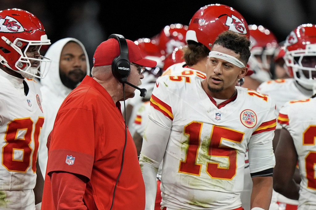 El quarterback Patrick Mahomes de los Chiefs de Kansas City conversa con el entrenador en jefe Andy Reid durante el segundo tiempo del partido contra los Chargers de Los Ángeles, el viernes 5 de septiembre de 2025, en Sao Paulo. (AP Foto/Fernando Llano)
