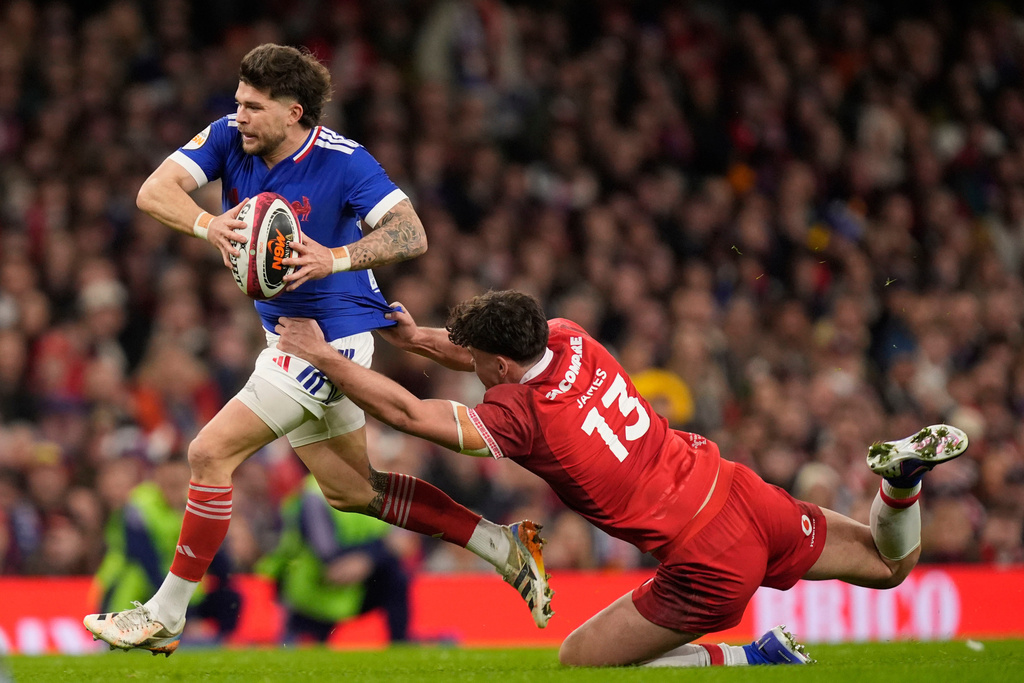 France's Matthieu Jalibert, left, in action during the Six Nations rugby union match between Wales and France in Cardiff, Wales, Sunday Feb. 15, 2026. (Andrew Matthews/PA via AP)