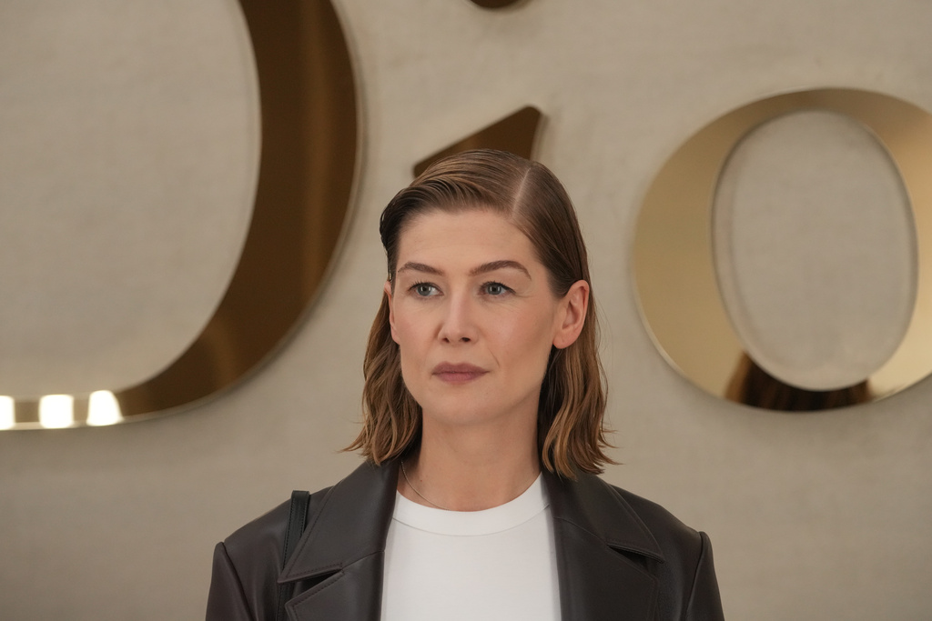 Rosamund Pike poses before the Dior Spring/Summer 2026 collection presented in Paris, Wednesday, Oct. 1, 2025. (AP Photo/Thibault Camus)