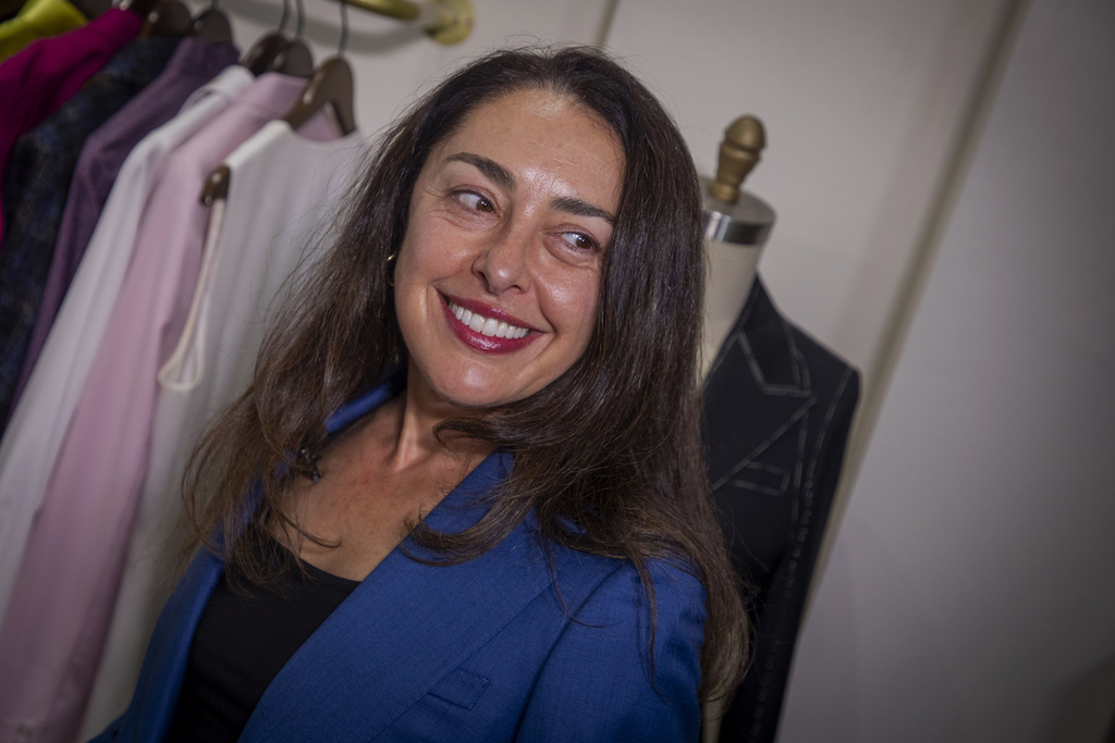 Deborah Borg discusses how to pull off the no makeup makeup look at the women's clothing store Dalya on Wednesday, Aug. 27, 2025, in New York. (Photo by Andy Kropa/Invision/AP)