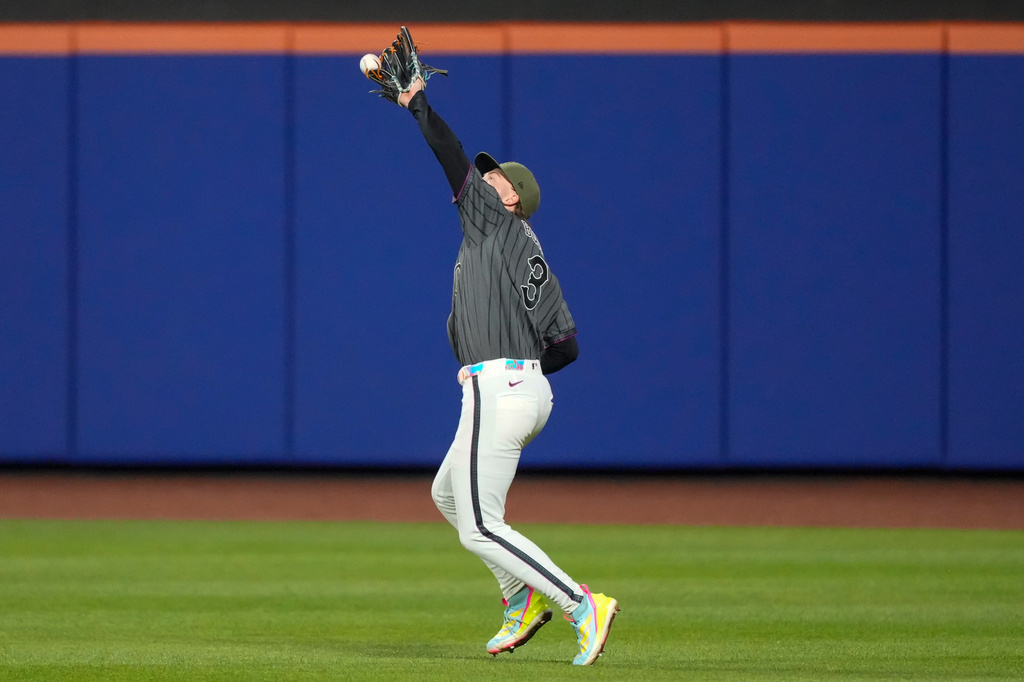 New York Mets right fielder Carson Benge fails to catch a fly ball hit by New York Yankees' Cody Bellinger during the seventh inning of a baseball game, Saturday, May 16, 2026, in New York. (AP Photo/Yuki Iwamura)