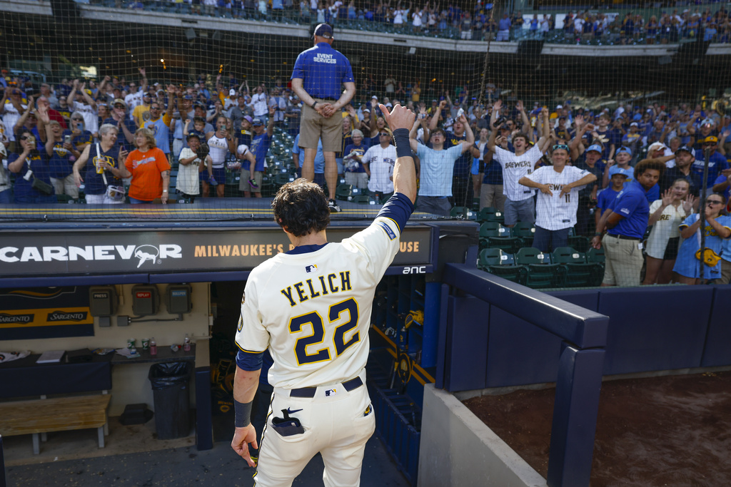 Milwaukee Brewers' Christian Yelich gives the fans a thumbs up after beating the Pittsburgh Pirates in a a baseball game, Wednesday, Aug. 13, 2025, in Milwaukee. (AP Photo/Jeffrey Phelps)
