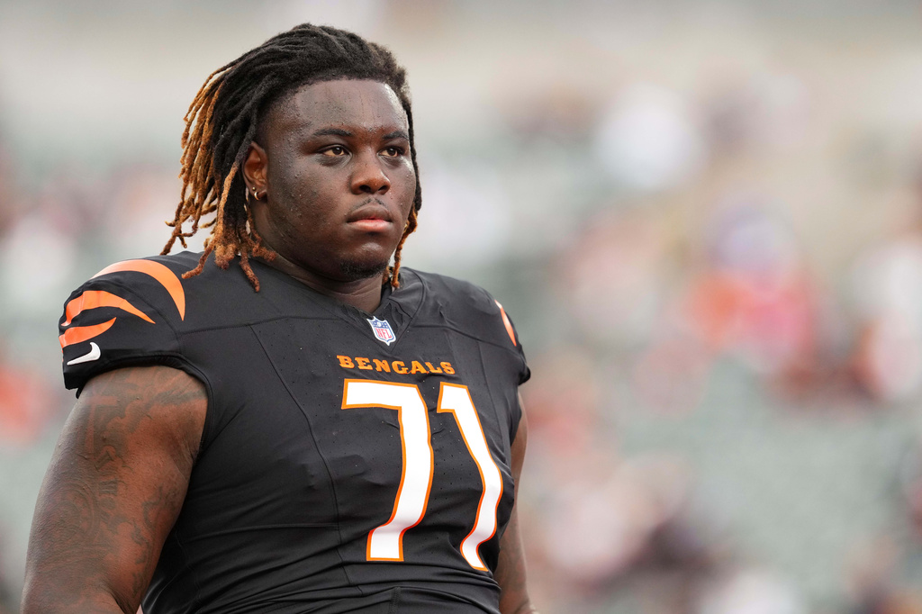 FILE - Cincinnati Bengals offensive tackle Amarius Mims (71) looks on prior to an NFL football game against the Arizona Cardinals Sunday, Dec. 28, 2025, in Cincinnati. (AP Photo/Jeff Dean,File)