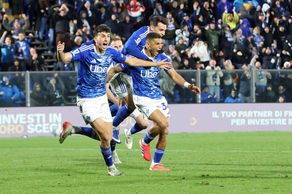 Como's Diego Carlos celebrates after scoring his side's second goal during the Serie A soccer match between Como and Roma in Como, Italy, Sunday, March 15, 2026 (Photo by Antonio Saia/LaPresse via AP)