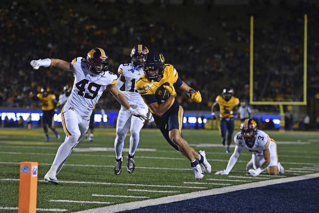 California Golden Bears wide receiver Trond Grizzell (7) runs for yardage after making a reception in the first quarter of an NCAA college football game in Berkeley, Calif., on Saturday, Sept. 13, 2025. (Jose Carlos Fajardo/Bay Area News Group via AP)