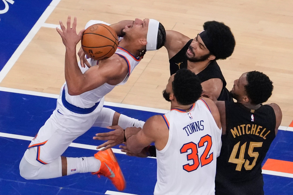 Cleveland Cavaliers center Jarrett Allen, top right, brings his arm down on New York Knicks guard Josh Hart, left, during the second half of Game 1 in the Eastern Conference finals NBA basketball playoffs series, Tuesday, May 19, 2026, in New York. (AP Photo/Yuki Iwamura)