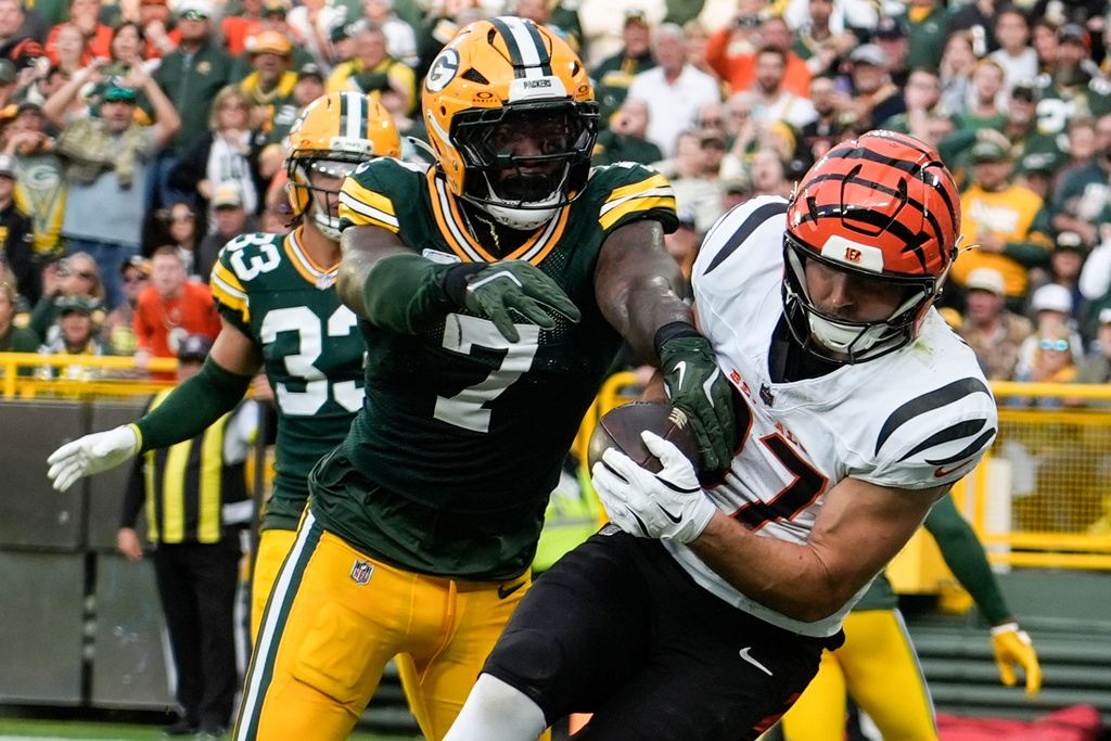 Cincinnati Bengals tight end Tanner Hudson (87) makes a touchdown catch against Green Bay Packers linebacker Quay Walker (7) in the second half of an NFL football game, Sunday, Oct. 12, 2025, in Green Bay, Wis. (AP Photo/Morry Gash)