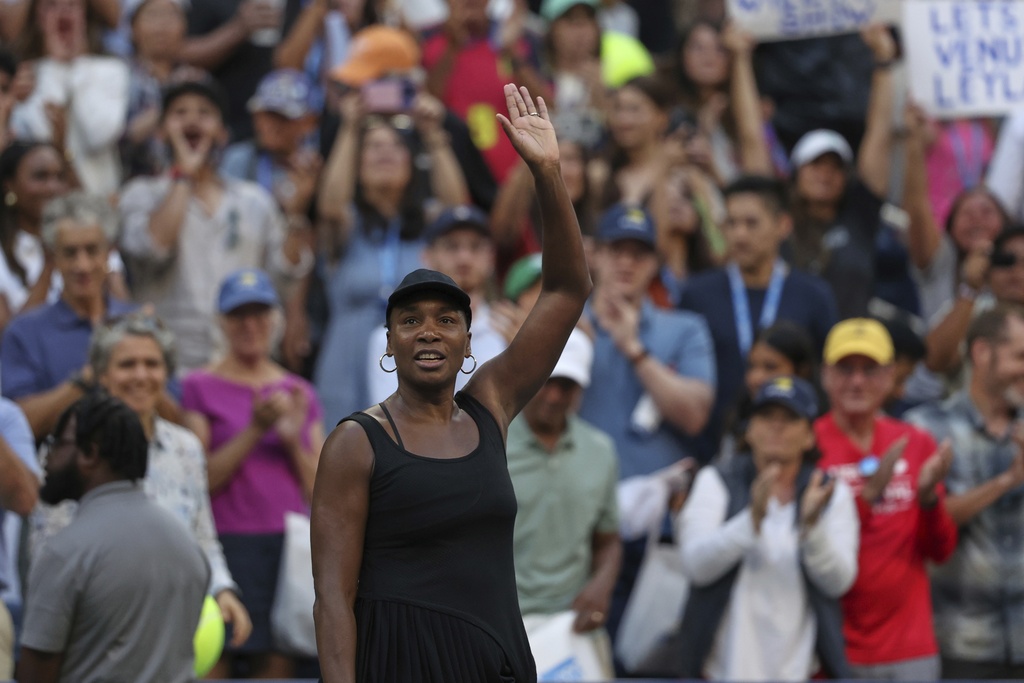 Venus Williams, of the United States, acknowledges the crowd after losing quarterfinal doubles match with parter Leylah Fernandez, of Canada, at the U.S. Open tennis championships, Tuesday, Sept. 2, 2025, in New York. (AP Photo/Heather Khalifa)