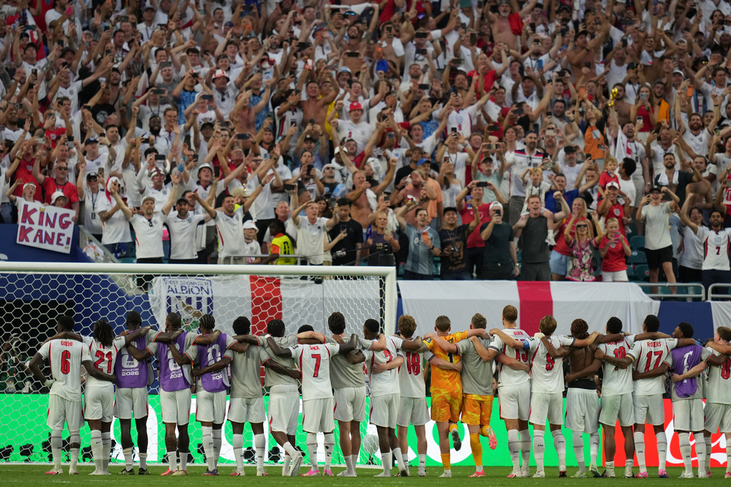 Players of England react after the World Cup quarterfinal soccer match against Norway in Miami Gardens, Fla., Saturday, July 11, 2026. (AP Photo/Lynne Sladky)