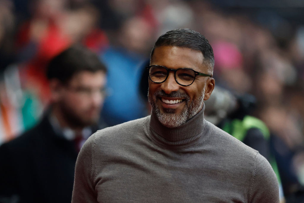 Rennes' head coach Habib Beye during the French League One soccer match between Rennes and Nice, Sunday Oct. 26, 2025 in Rennes, western France. (AP Photo/Jeremias Gonzalez)