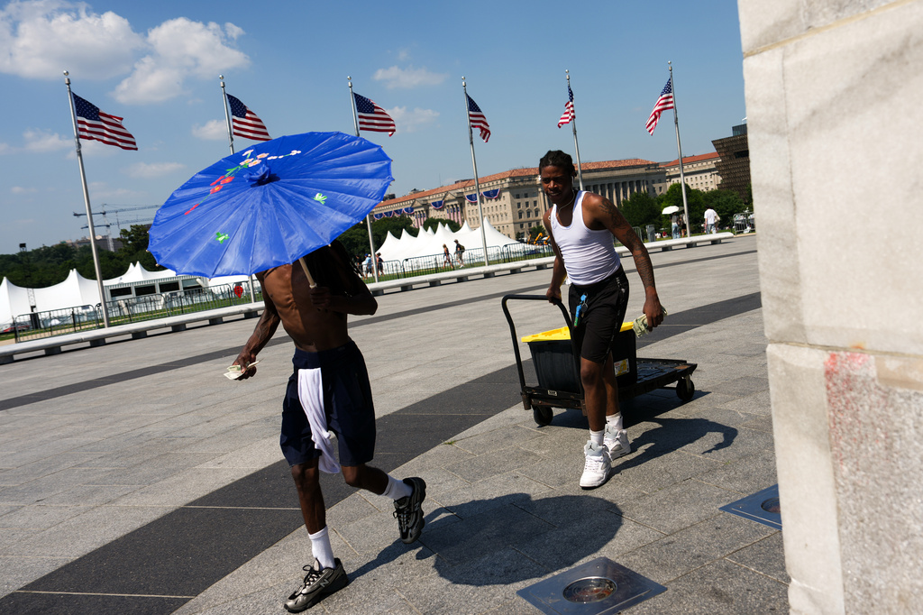 FILE - Vendors sell Gatorade and water bottles near the Washington Monument during a heat wave, July 3, 2026, in Washington. (AP Photo/Julia Demaree Nikhinson, File)