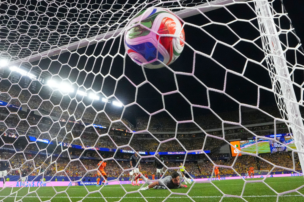 Ecuador goalkeeper Hernan Galindez (1) looks around as Ivory Coast's Amad Diallo (15) scores the opening goal during the World Cup Group E soccer match between Ivory Coast and Ecuador in Philadelphia, Sunday, June 14, 2026. (AP Photo/Petr David Josek)