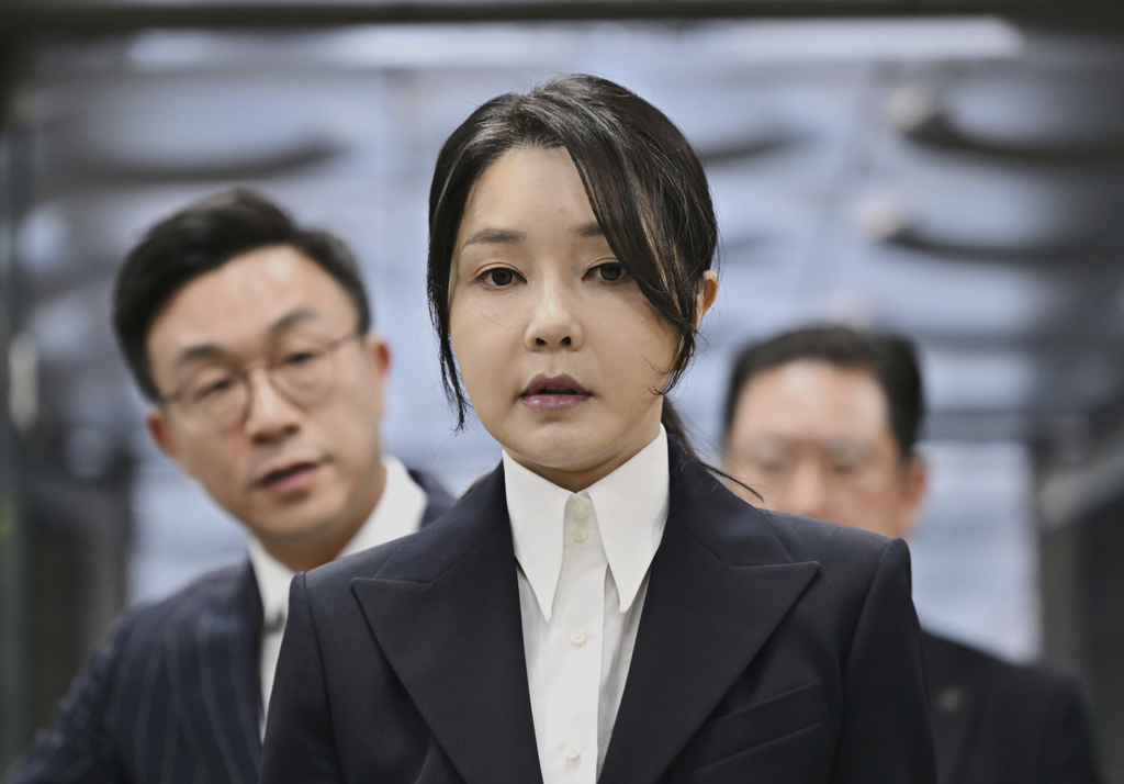 FILE - South Korea's former first lady Kim Keon Hee, wife of impeached former president Yoon Suk Yeol, arrives at a court to attend a hearing to review her arrest warrant requested by special prosecutors, in Seoul, South Korea, on Aug. 12, 2025. (Jung Yeon-je/Pool Photo via AP, File)