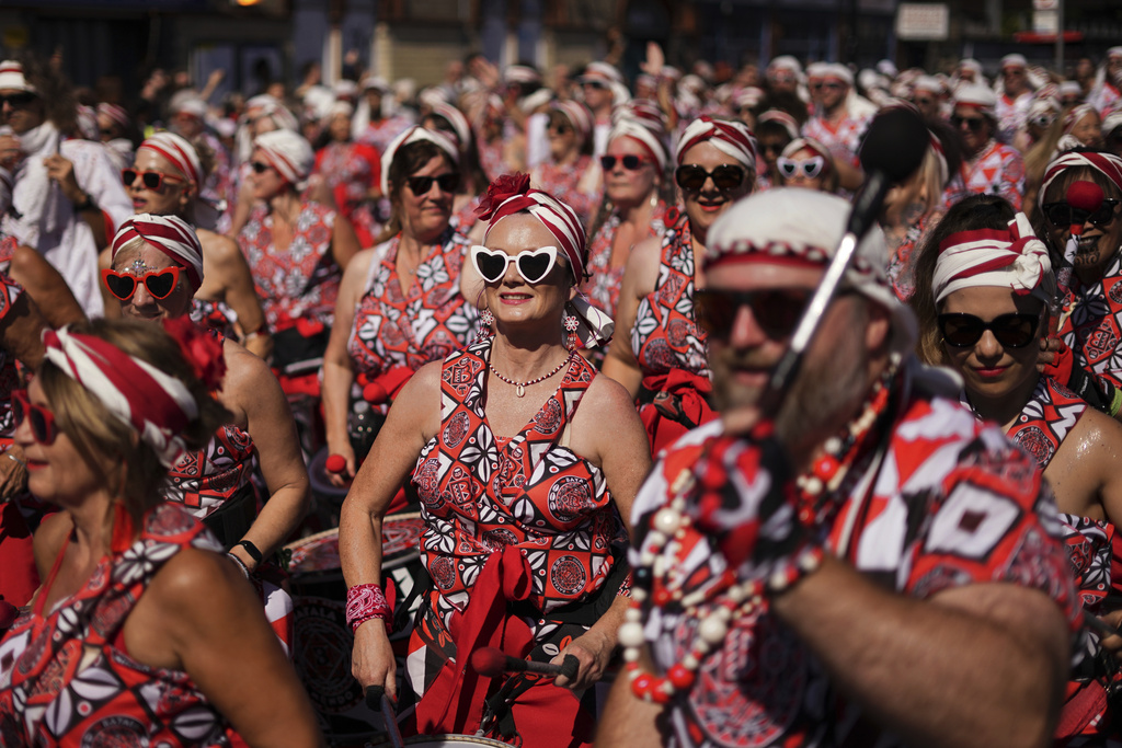 Revellers take part in the parade during the Notting Hill Carnival in London, Monday, Aug. 25, 2025, Europe's biggest street party and one of the largest carnivals in the world.(AP Photo/Alberto Pezzali)