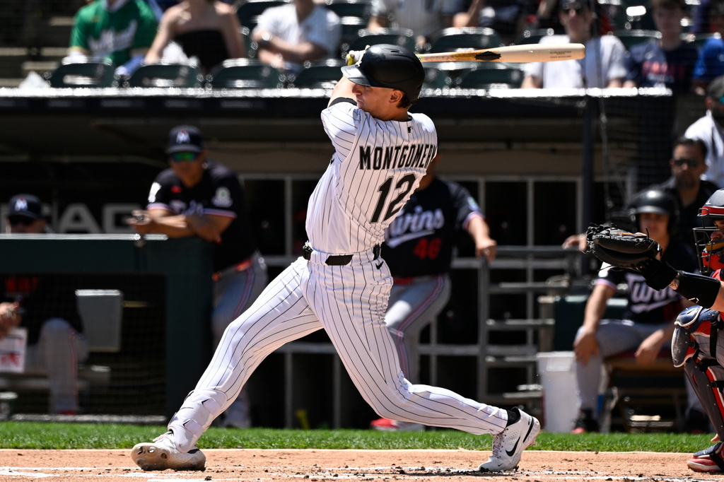 Chicago White Sox's Colson Montgomery hits a one-run single during the first inning of a baseball game against the Minnesota Twins, Thursday, May 28, 2026, in Chicago. (AP Photo/Matt Marton)
