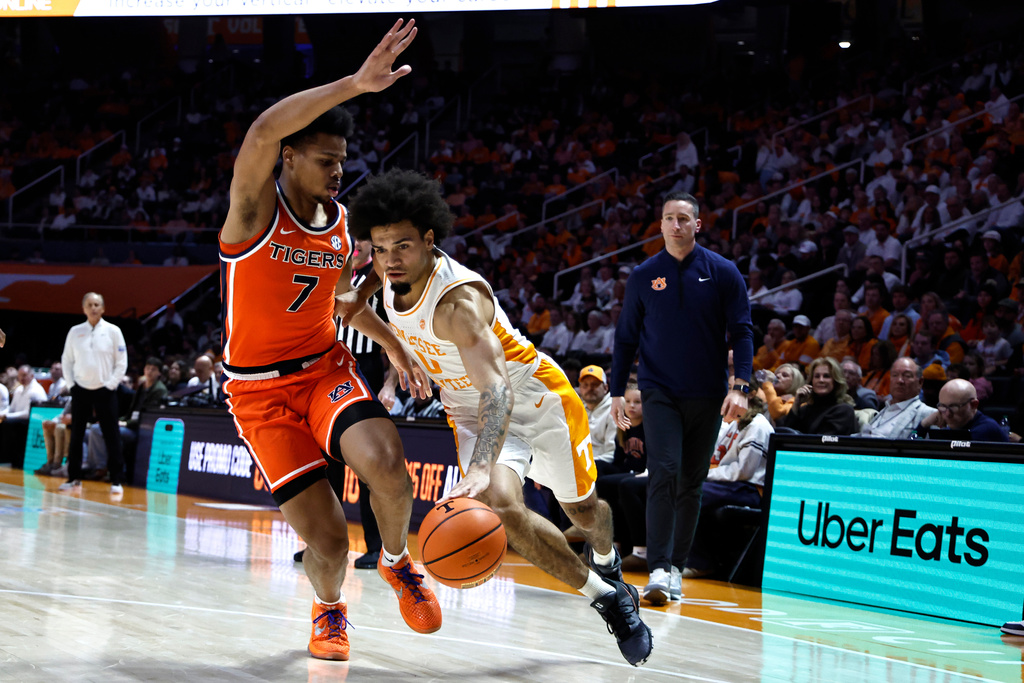 Tennessee guard Ja'kobi Gillespie (0) drives against Auburn guard Keyshawn Hall (7) during the first half of an NCAA college basketball game Saturday, Jan. 31, 2026, in Knoxville, Tenn. (AP Photo/Wade Payne)