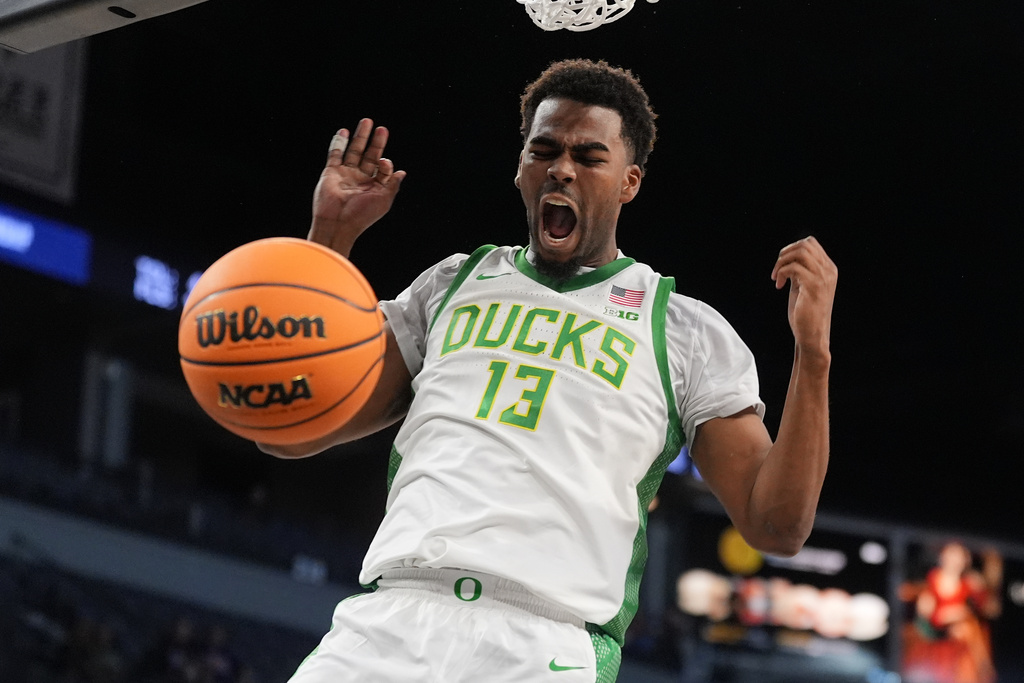 Oregon forward Sean Stewart (13) reacts as he scores against Auburn during the first half of an NCAA college basketball game in Las Vegas, Monday, Nov. 24, 2025. (AP Photo/Eric Gay)