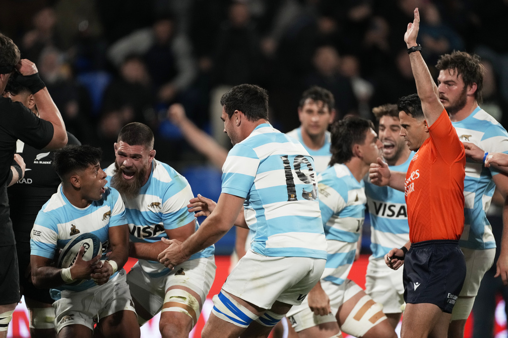 Argentina's Los Pumas Gonzalo Garcia, left, celebrates after scoring a try against New Zealand's All Blacks during a rugby championship match in Buenos Aires, Argentina, Saturday, Aug. 23, 2025. (AP Photo/Gustavo Garello)