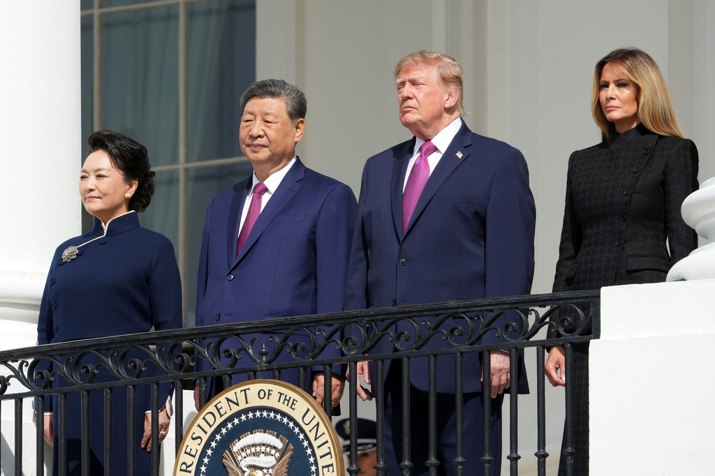 President Donald Trump, center right, first lady Melania Trump, right, China's President Xi Jinping, center left, and his wife Peng Liyuan watch a silent drill platoon review on the new helipad from the Blue Room Balcony of the White House, Thursday, Sept. 24, 2026, in Washington. (AP Photo/Alex Brandon)