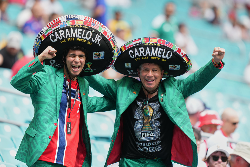 Fans wait for the beginning of during the World Cup quarterfinal soccer match between Norway and England in Miami Gardens, Fla., Saturday, July 11, 2026. (AP Photo/Lynne Sladky)