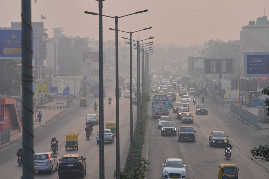 Traffic moves on a smog-covered morning in New Delhi, India, Tuesday, Nov. 18, 2025. (AP Photo/Manish Swarup)