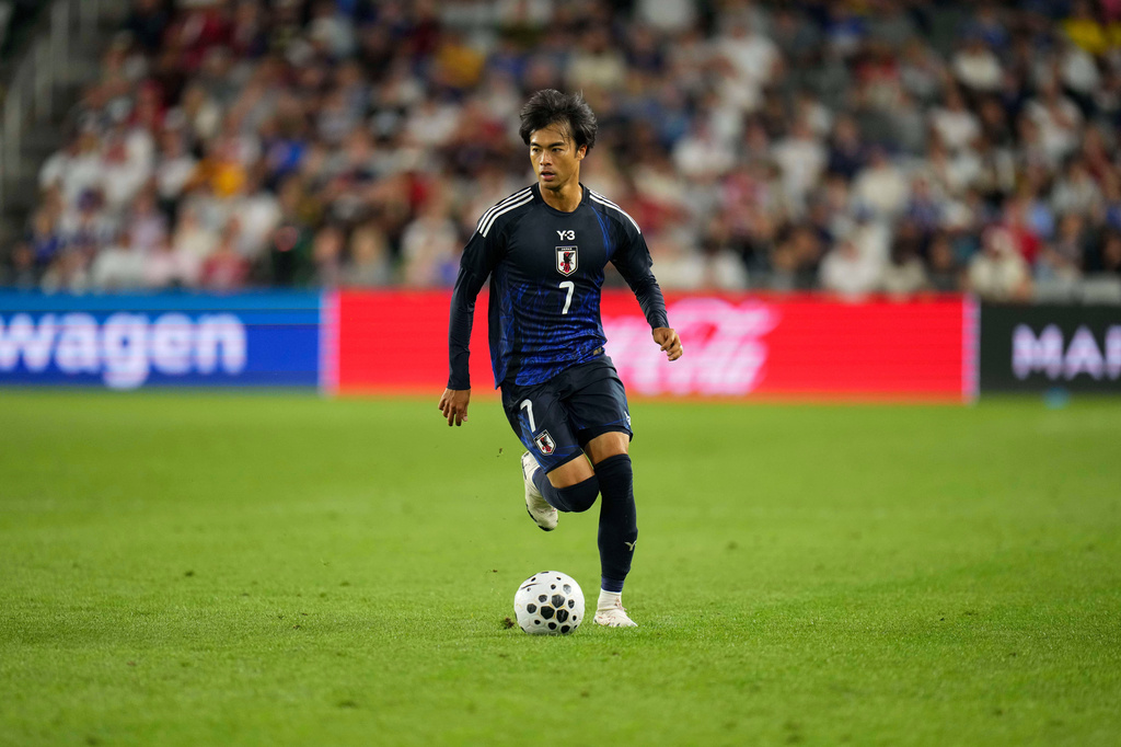 FILE - Japan's Kaoru Mitoma (7) controls the ball during a friendly soccer match against the United States, Tuesday, Sept. 9, 2025, in Columbus, Ohio. (AP Photo/Jeff Dean, File)