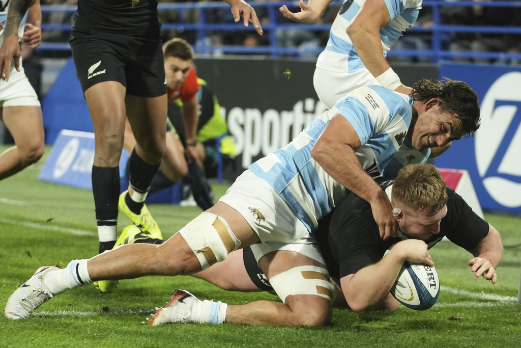 New Zealand's All Blacks Fletcher Newell scores a try as he is tackled by Argentina's Los Pumas Pablo Matera during a rugby championship match in Buenos Aires, Argentina, Saturday, Aug. 23, 2025. (AP Photo/Gustavo Garello)