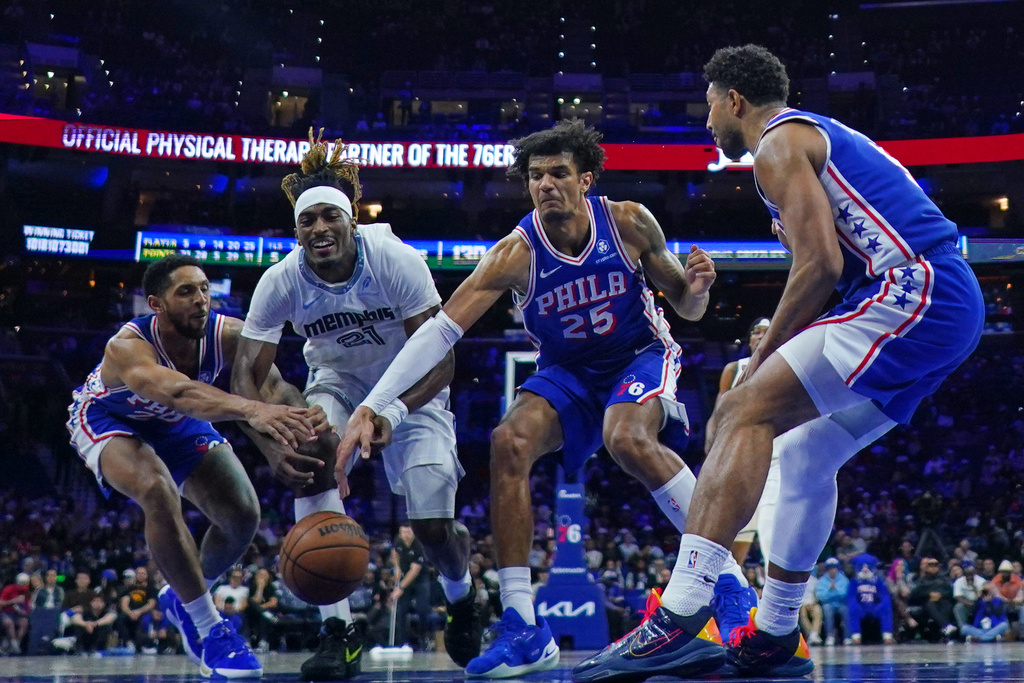Memphis Grizzlies' Jahmai Mashack, second left, vies for the ball with Philadelphia 76ers' Cameron Payne, left, Johni Broome, and Quentin Grimes during the second half of an NBA basketball game, Tuesday, March 10, 2026, in Philadelphia. (AP Photo/Matt Rourke)