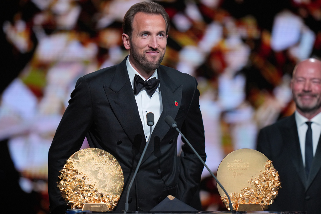 England's soccer player Harry Kane wins the trophy for striker of the year during the Ballon d'Or ceremony at the London Palladium Theatre in London, England, Monday, Oct. 26, 2026 . (AP Photo/Kin Cheung)