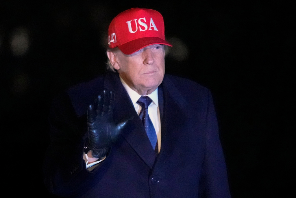 President Donald Trump waves after arriving on Marine One on the South Lawn of White House, Sunday, March 1, 2026, in Washington. (AP Photo/JMark Schiefelbein)