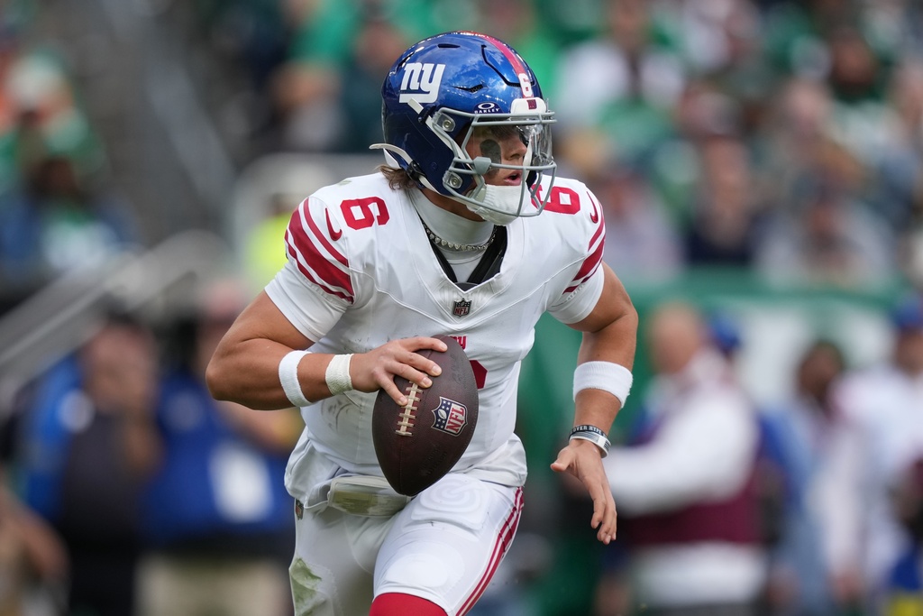 New York Giants quarterback Jaxson Dart (6) runs with the ball during the first half of an NFL football game against the Philadelphia Eagles on Sunday, Oct. 26, 2025, in Philadelphia. (AP Photo/Matt Slocum)