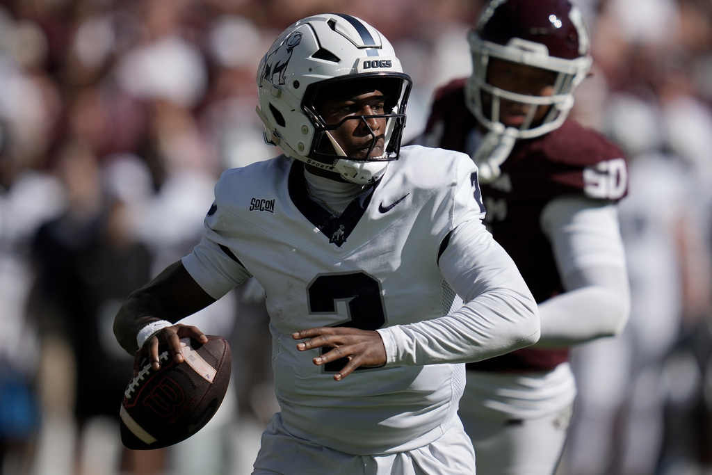 Samford quarterback Quincy Crittendon (2) looks to pass downfield against Texas A&M during the second quarter of an NCAA college football game Saturday, Nov. 22, 2025, in College Station, Texas. (AP Photo/Sam Craft)