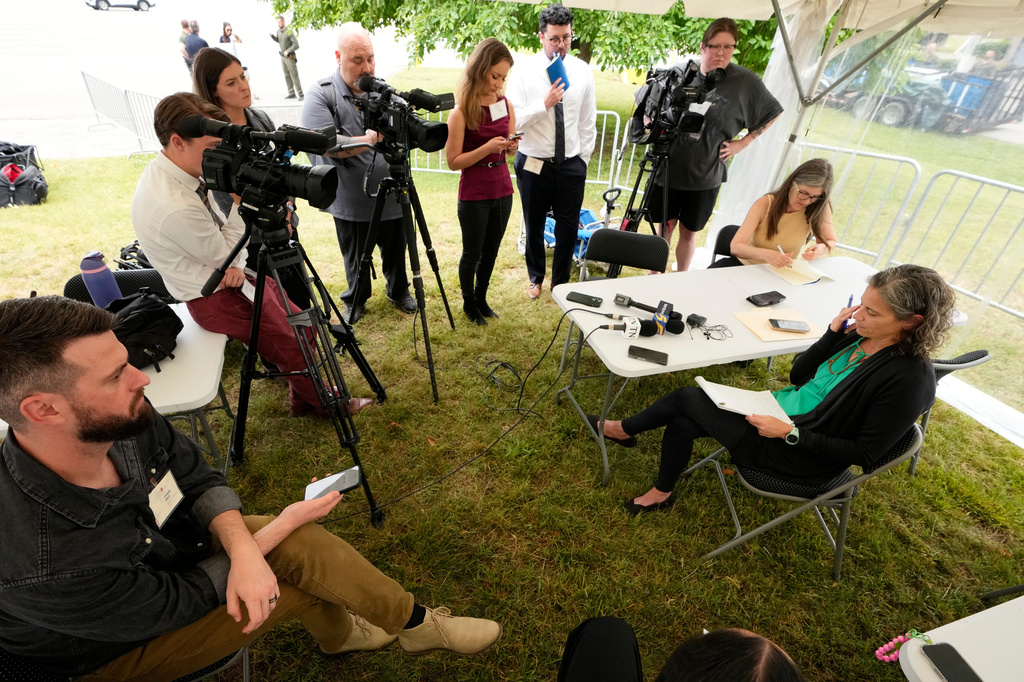 Maria DeLiberato, right, attorney for death row inmate Tony Von Carruthers, speaks to reporters after the execution of Carruthers was called off because a suitable vein could not found as required by lethal injection execution protocol Thursday, May 21, 2026, in Nashville, Tenn. (AP Photo/Mark Humphrey)