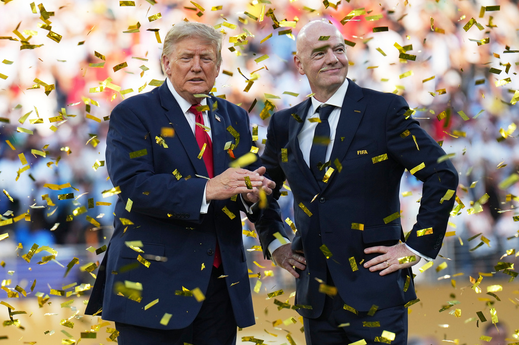 El presidente estadounidense Donald Trump (izquierda) y el presidente de la FIFA Gianni Infantino bajo una lluvia de confeti tras la final de la Copa del Mundo entre España y Argentina, el domingo 19 de julio de 2026, en East Rutherford, Nueva Jersey. (AP Foto/Jacquelyn Martin)