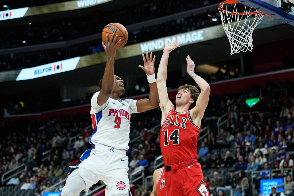 Detroit Pistons guard Ausar Thompson, left, shoots against Chicago Bulls forward Matas Buzelis during the first half of an NBA basketball game Wednesday, Jan. 7, 2026, in Detroit. (AP Photo/Ryan Sun)