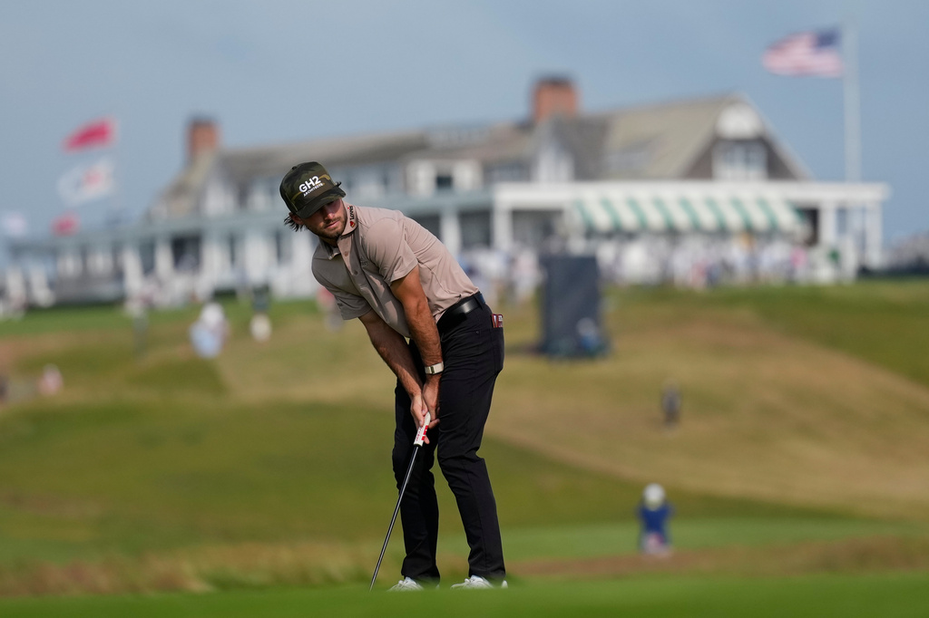 Ryder Cowan reacts after missing a putt on the first hole during the first round of the U.S. Open golf tournament at Shinnecock Hills Golf Club in Southampton, N.Y., Thursday, June 18, 2026.(AP Photo/David J. Phillip)