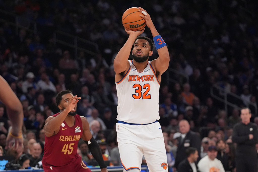 New York Knicks' Karl-Anthony Towns (32) shoots over Cleveland Cavaliers' Donovan Mitchell (45) during the second half of an NBA basketball game Wednesday, Oct. 22, 2025, at Madison Square Garden in New York. (AP Photo/Frank Franklin II)