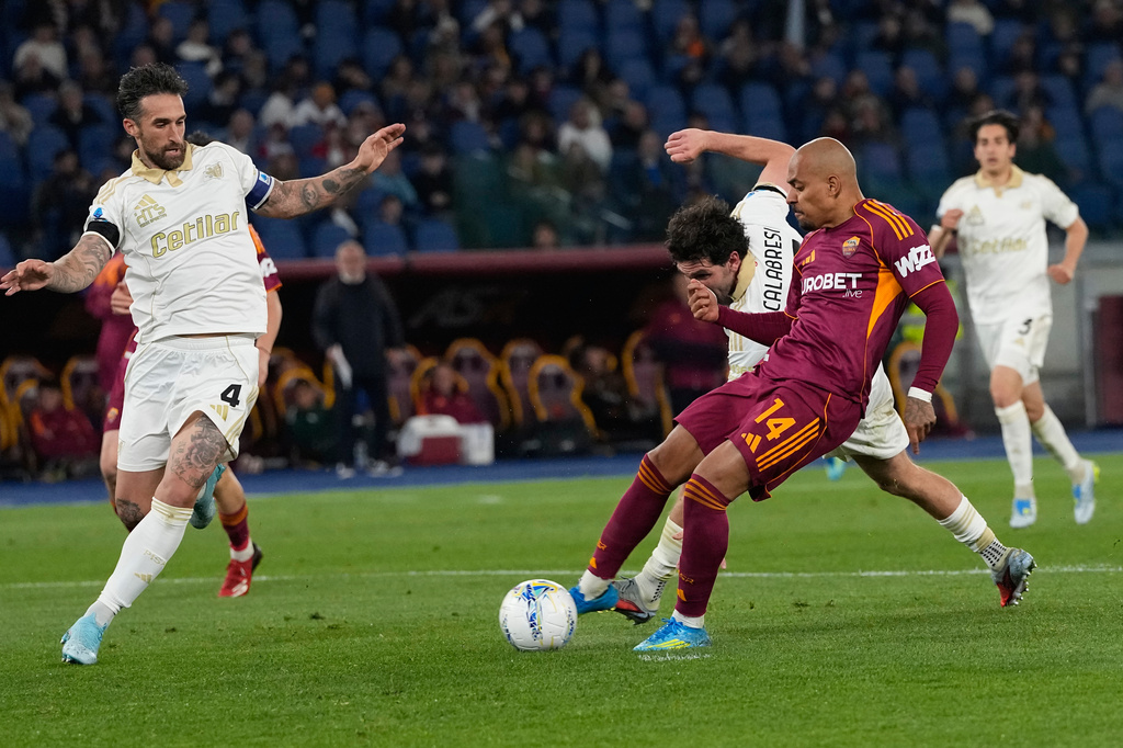 Roma's Donyell Malen scores a hat trick during a Seria A soccer match between Roma and Pisa n Rome, Italy, Friday, April 10, 2026. (AP Photo/Alessandra Tarantino)