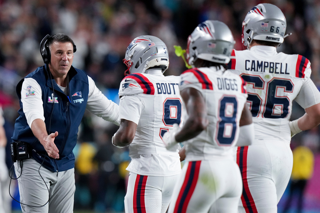 New England Patriots head coach Mike Vrabel celebrates with members of his team after a touchdown during the second half of the NFL Super Bowl 60 football game against the Seattle Seahawks, Sunday, Feb. 8, 2026, in Santa Clara, Calif. (AP Photo/Lynne Sladky)