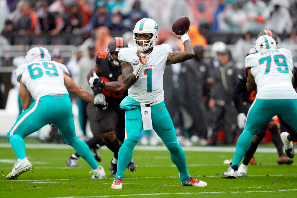 Miami Dolphins quarterback Tua Tagovailoa (1) passes against the Cleveland Browns in the first half of an NFL football game in Cleveland, Sunday, Oct. 19, 2025. (AP Photo/Sue Ogrocki)