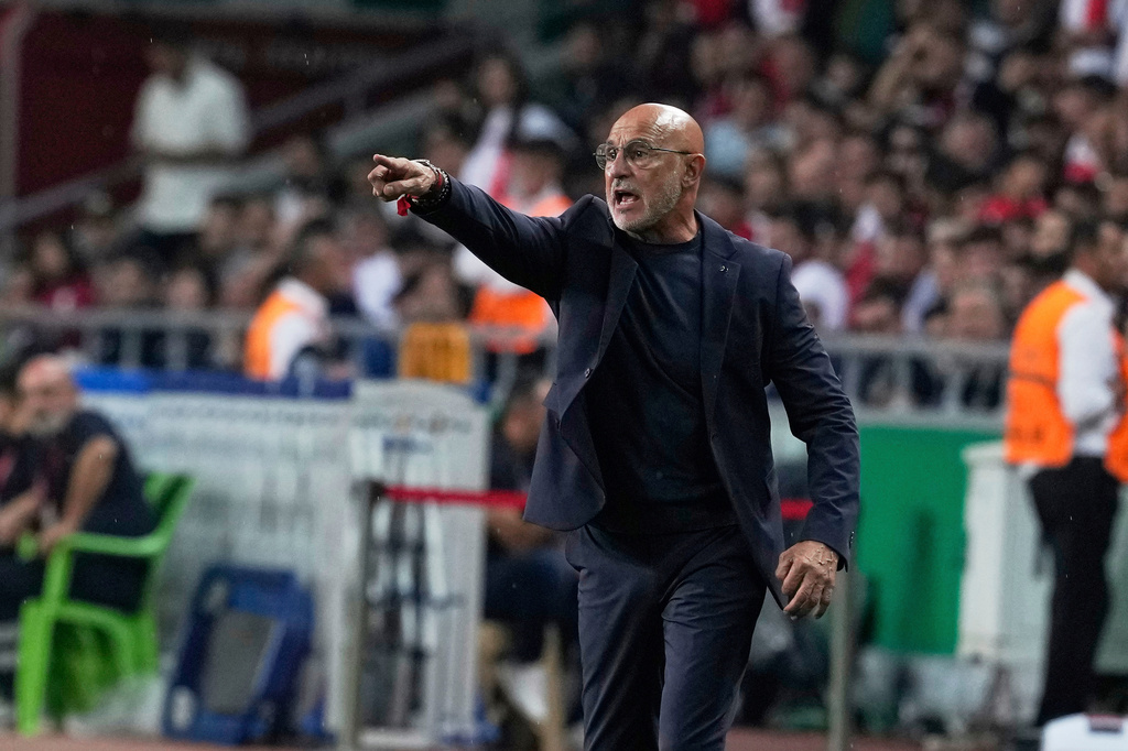 FILE - Spain's coach Luis De La Fuente gives instructions during a World Cup qualifying round Group E soccer match between Turkey and Spain at Konya Buyuksehir stadium, in Konya, Turkey, Sunday, Sept. 7, 2025. (AP Photo/Khalil Hamra, File)
